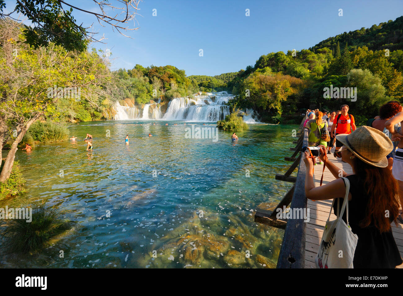 Touristen auf der Brücke in Nationalpark Krka, Kroatien Stockfoto