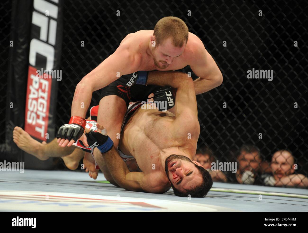 UFC Fight Night London statt in der O2 Arena - Kampf-Action. Gunnar Nelson (Island) Bt Omari Akhmedov (RUS) Featuring: Gunnar Nelson, Omari Akhmedov wo: London, Vereinigtes Königreich bei: 8. März 2014 Stockfoto