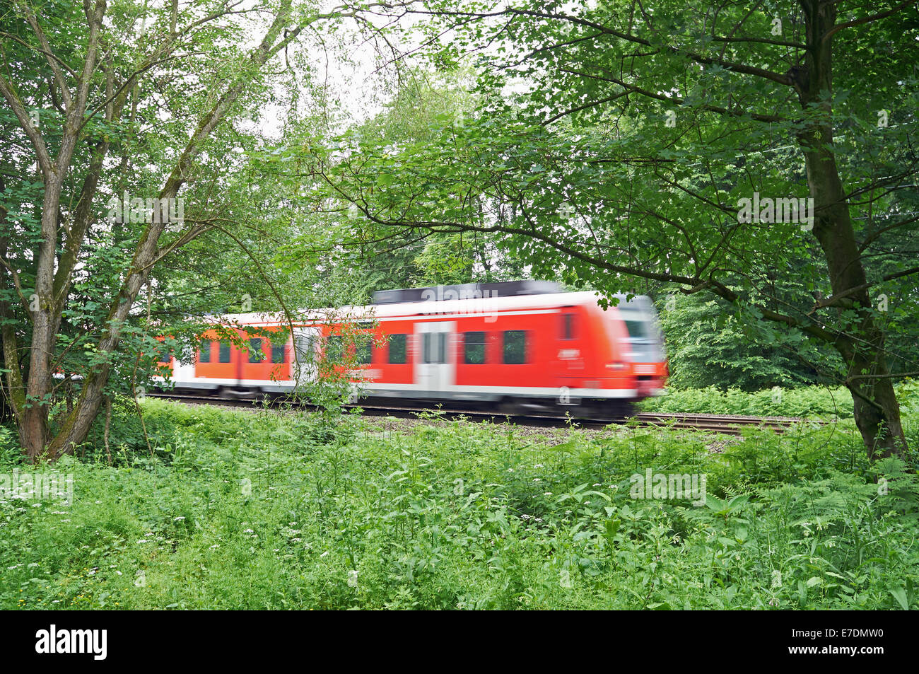 RB48 (RhineBahn) Personenverkehr von Köln nach Wuppertal läuft durch Leichlingen, Nordrhein-Westfalen, Deutschland. Stockfoto
