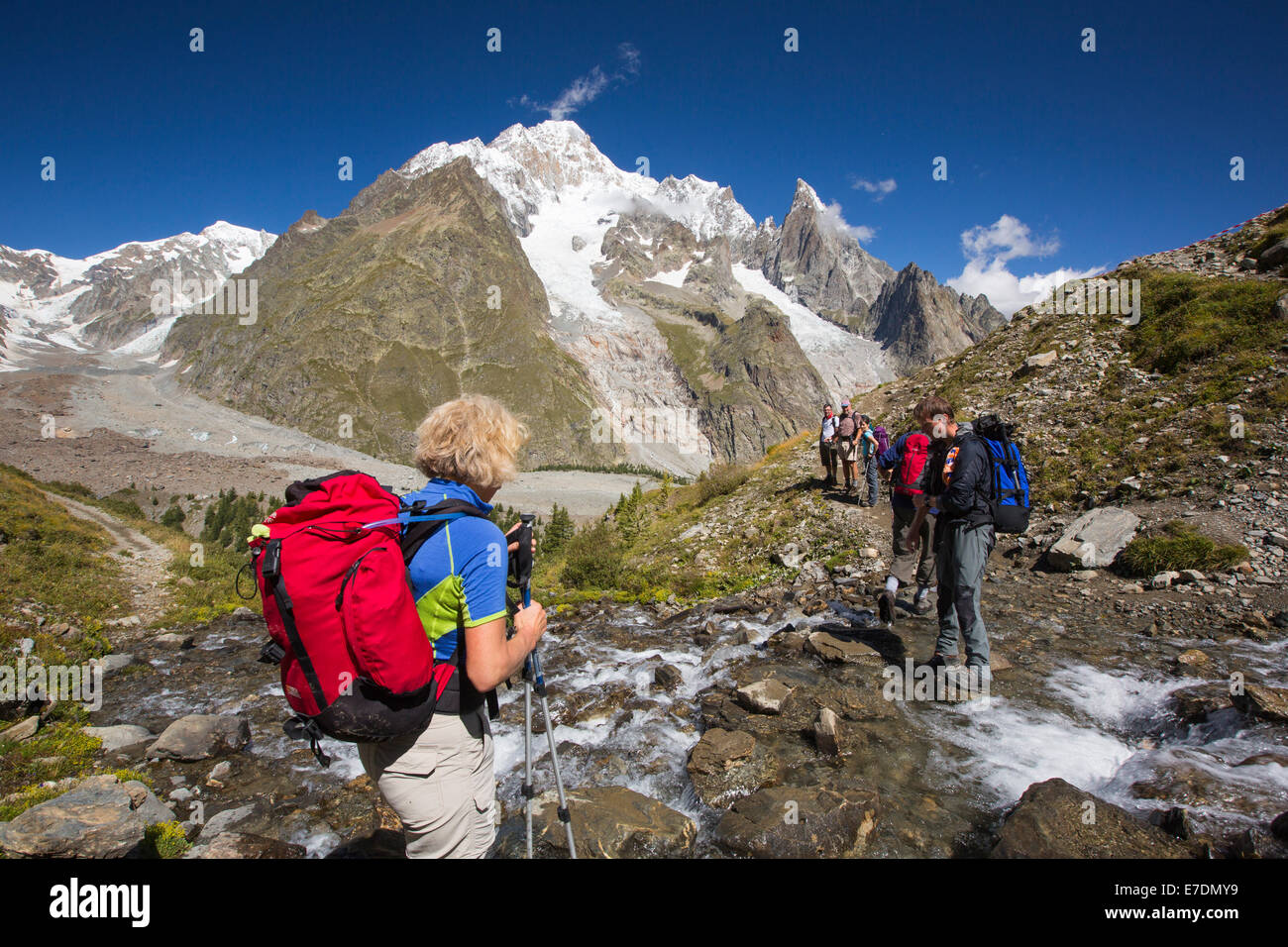Wanderer auf der Tour de Mont Blanc aufsteigenden des Vallon De La Lex Blanche in Italien unter Mont Blanc. Stockfoto Wanderer auf der Tour de Mont Blanc aufsteigenden des Vallon De La Lex Blanche in Italien unter Mont Blanc. Stockfoto