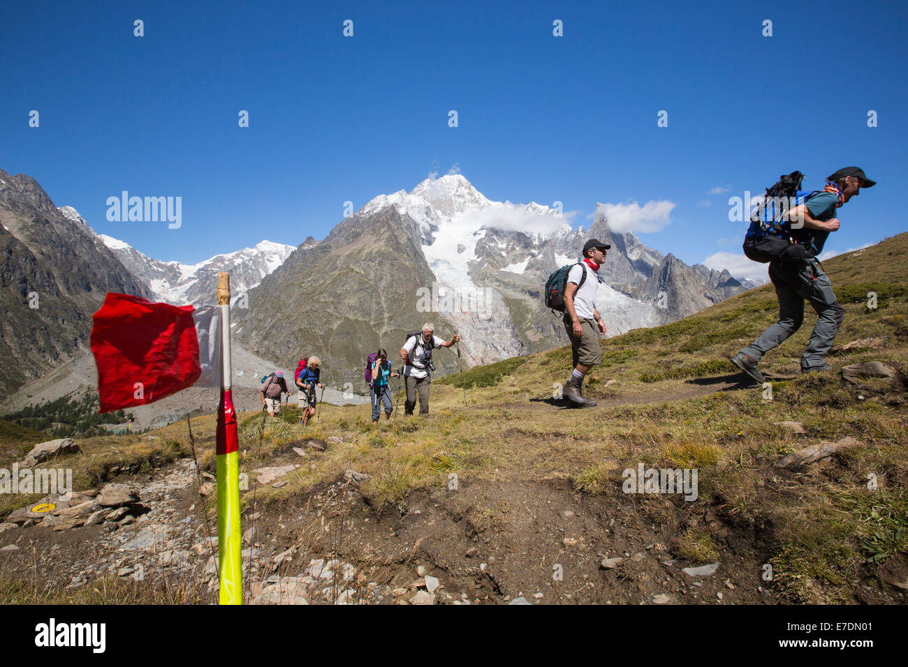 Wanderer auf der Tour de Mont Blanc aufsteigenden des Vallon De La Lex Blanche in Italien unter Mont Blanc. Stockfoto Wanderer auf der Tour de Mont Blanc aufsteigenden des Vallon De La Lex Blanche in Italien unter Mont Blanc. Stockfoto