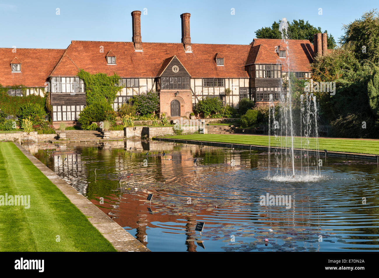 Der Royal Horticultural Society (RHS) Gärten, Wisley, Surrey, UK. Das Labor und den Kanal Stockfoto