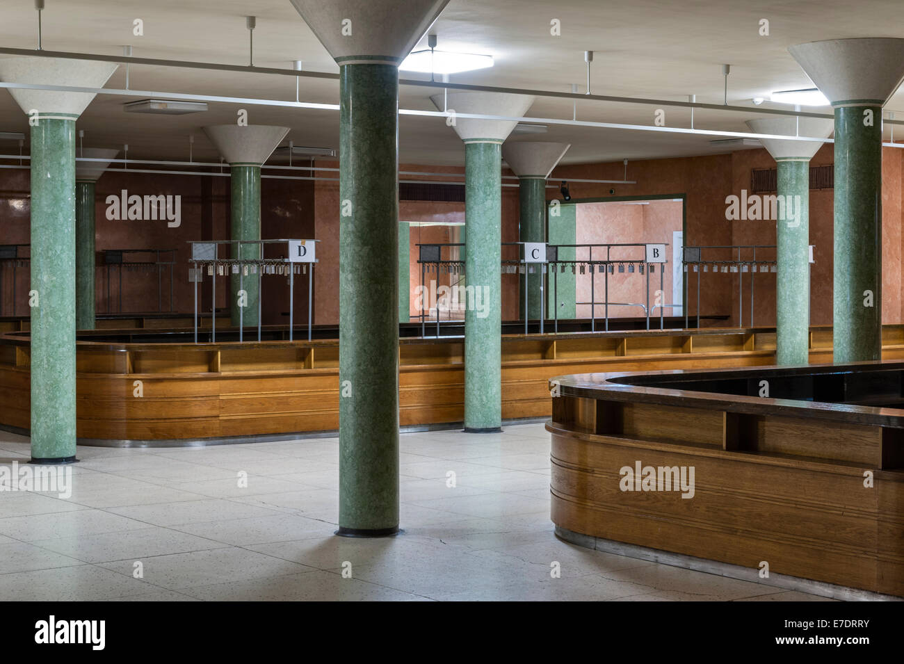 Das Rathaus (Radhus), Oslo, Norwegen, wurde zwischen 1931 und 1950 erbaut. Die riesigen leeren unterirdischen Garderobe sind merkwürdig unheimlich Stockfoto