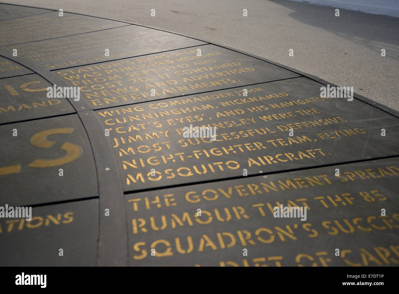 RAF Denkmal Inschrift auf dem Boden vor den restaurierten West Malling Airfield Control Tower / Stockfoto