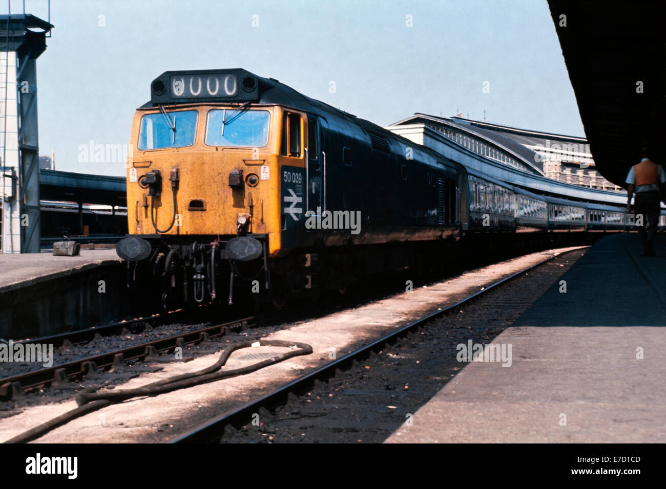 Britische Schiene 50 Lokomotiven Klassennummer 50039 Bristol station England Großbritannien 1976 Stockfoto