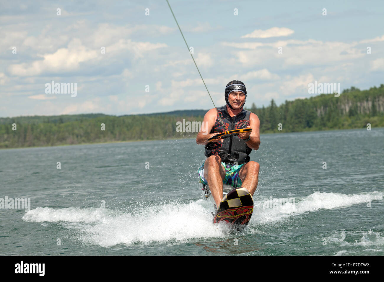 Mann Wakeboarden auf dem Kran Lake, Alberta, Kanada Stockfoto