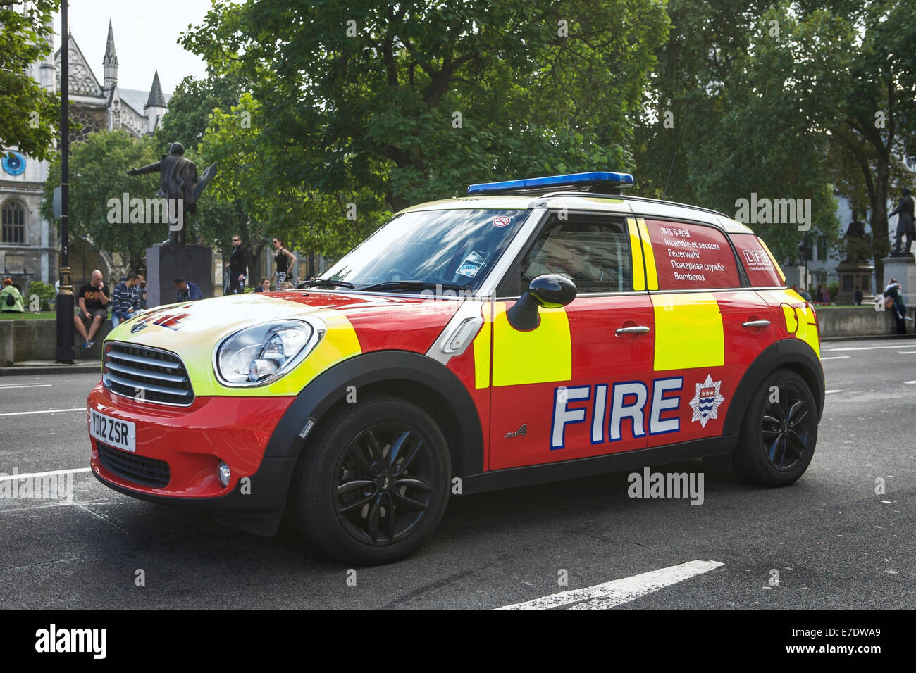 London Feuerwehr (LFB) BMW Mini Incident-Response Vehicle: YD12ZSR, Parliament Square, London, England, Vereinigtes Königreich. Stockfoto