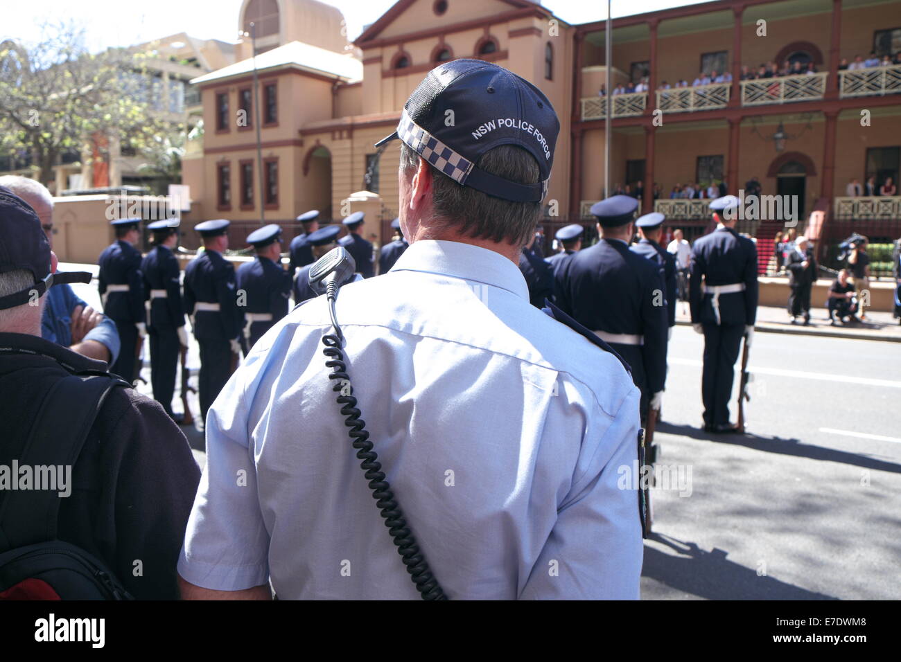 New South Wales Polizist beobachtet die Menge vor dem parlamentsgebäude, macquarie Street, Sydney, Australien Stockfoto