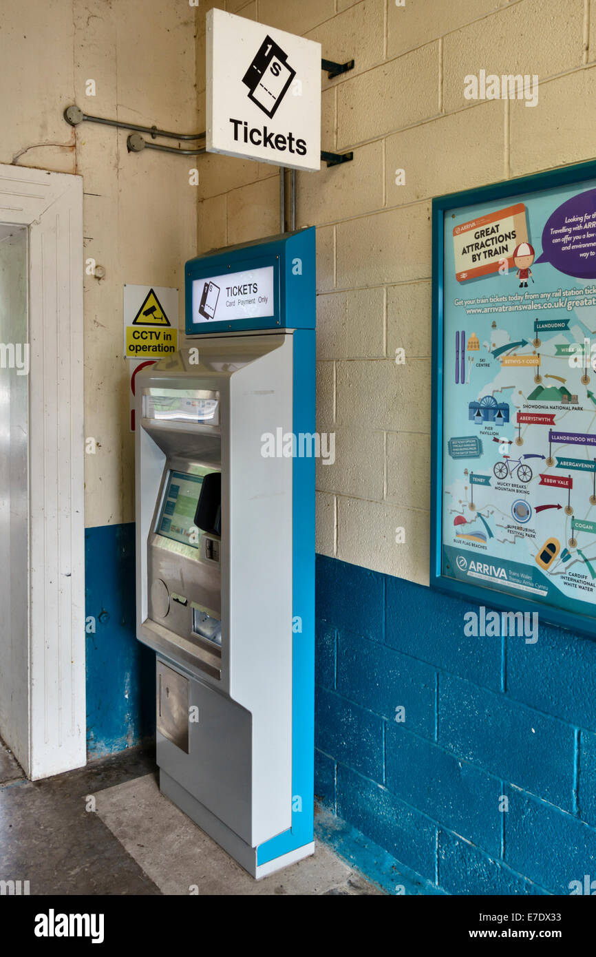 Ein von Transport for Wales betriebener Automat für Selbstbedienungskarten am Bahnhof Leominster, Herefordshire, Großbritannien Stockfoto