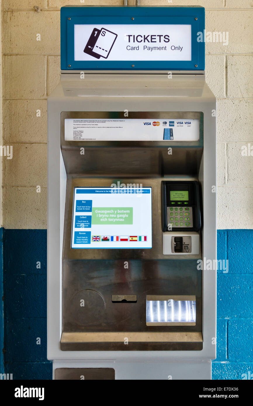 Ein von Transport for Wales betriebener Automat für Selbstbedienungskarten am Bahnhof Leominster, Herefordshire, Großbritannien Stockfoto