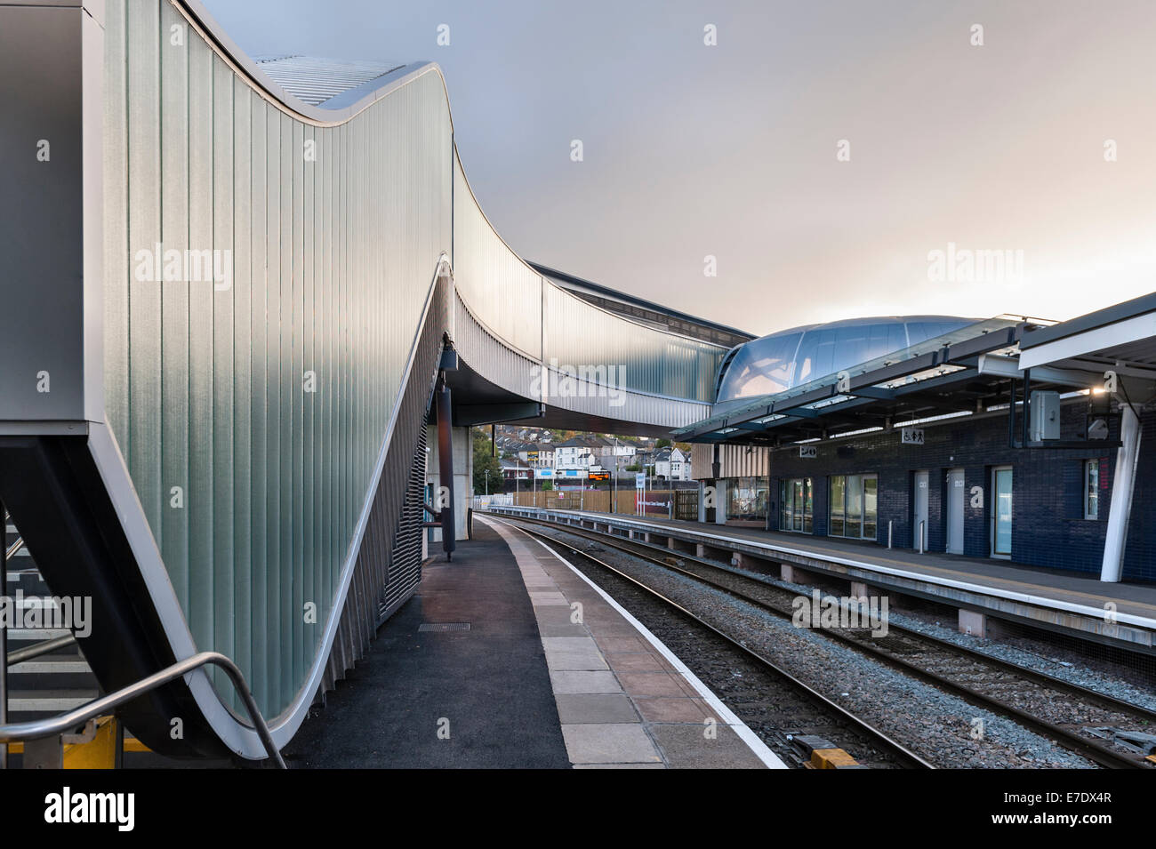 Der neue Bahnhof und die Fußgängerbrücke in Newport, South Wales, Großbritannien. Die Station wird von Transport for Wales betrieben Stockfoto