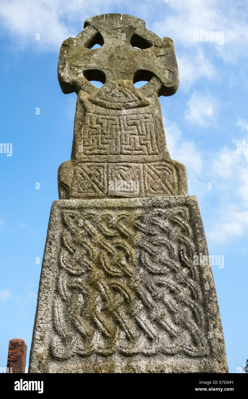 Die 11c Carew kreuzen sich am Carew Castle, Pembrokeshire. Eine hervorragende Keltenkreuz 4m hoch in Erinnerung an König Maredudd ap Edwin, starb 1035 Stockfoto