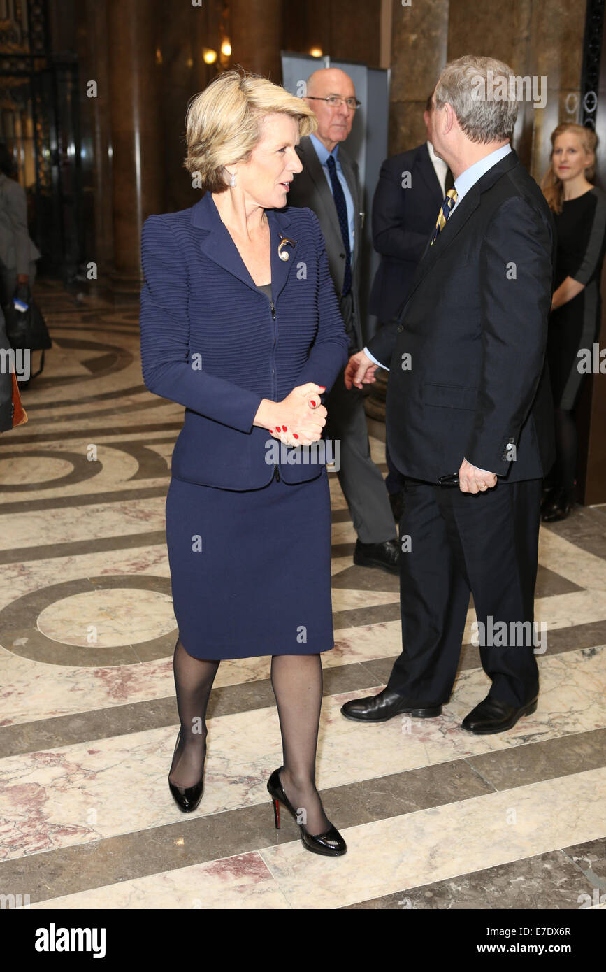 CSR-Anwalt gewinnt Sarah Ramwell Qantas Australian Frau des Jahres in der UK Award 2014 nahmen The Hon Julie Bischof MP, Minister für auswärtige Angelegenheiten.  Mitwirkende: Hon Julie Bischof MP wo: London, Vereinigtes Königreich bei: 11. März 2014 Stockfoto