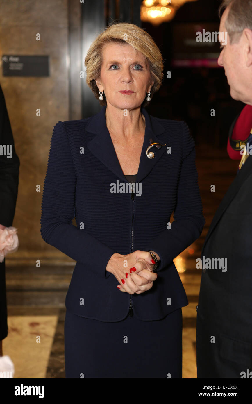 CSR-Anwalt gewinnt Sarah Ramwell Qantas Australian Frau des Jahres in der UK Award 2014 nahmen The Hon Julie Bischof MP, Minister für auswärtige Angelegenheiten.  Mitwirkende: Hon Julie Bischof MP wo: London, Vereinigtes Königreich bei: 11. März 2014 Stockfoto