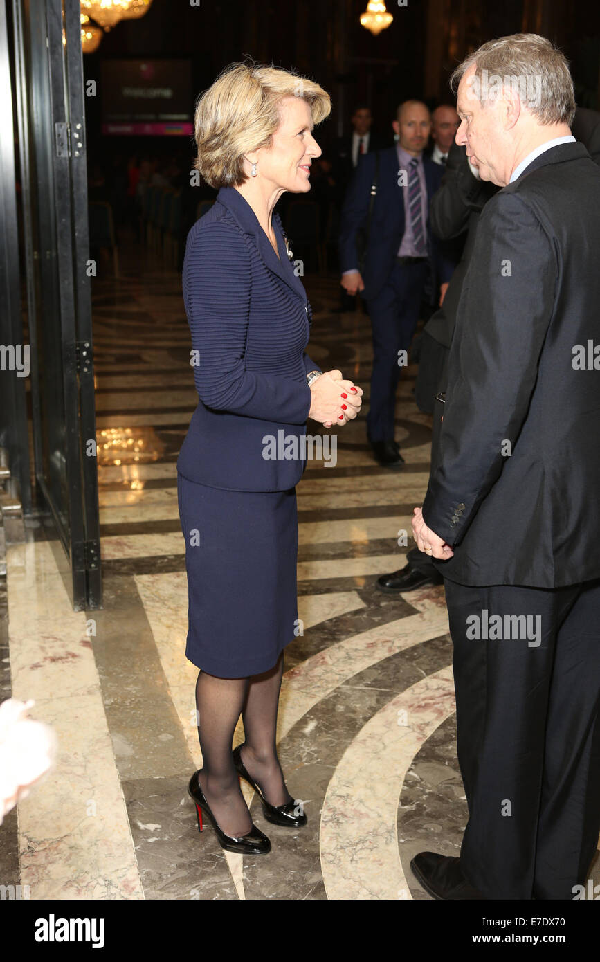 CSR-Anwalt gewinnt Sarah Ramwell Qantas Australian Frau des Jahres in der UK Award 2014 nahmen The Hon Julie Bischof MP, Minister für auswärtige Angelegenheiten.  Mitwirkende: Hon Julie Bischof MP wo: London, Vereinigtes Königreich bei: 11. März 2014 Stockfoto