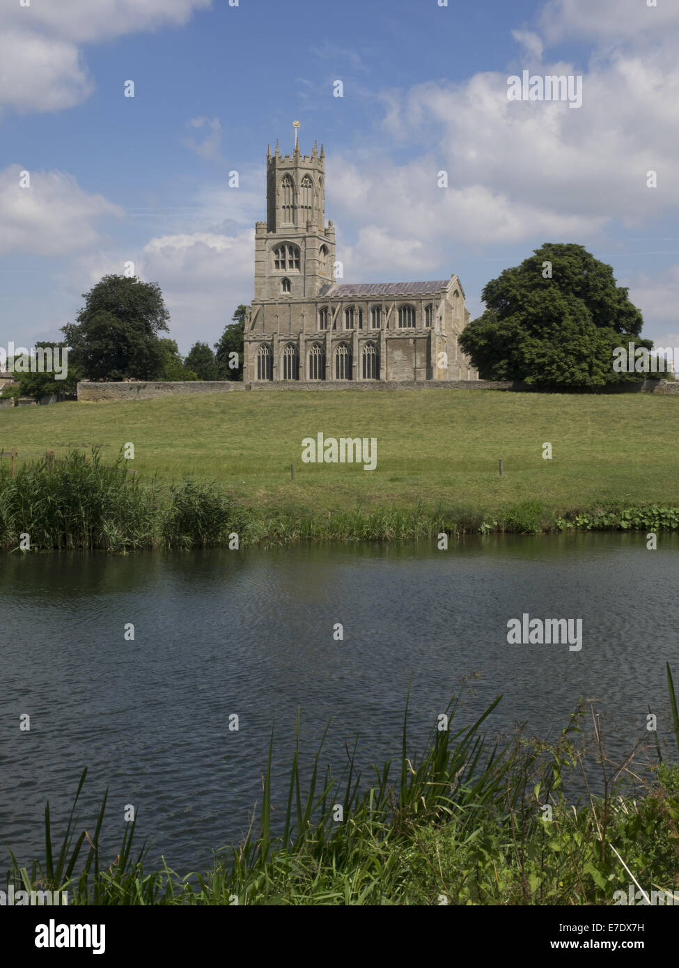 Kirche St. Mary und alle Heiligen Fotheringhay Northamptonshire mit Fluss Nene im Vordergrund Stockfoto