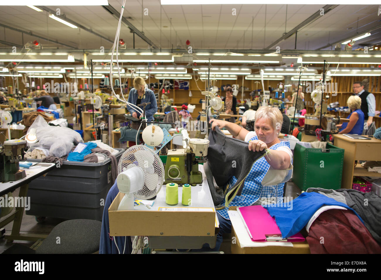 Maschinisten Johnstons of Elgin, Cashmere-Strick und Textilhersteller, Hawick, Scottish Borders, Schottland, UK Stockfoto