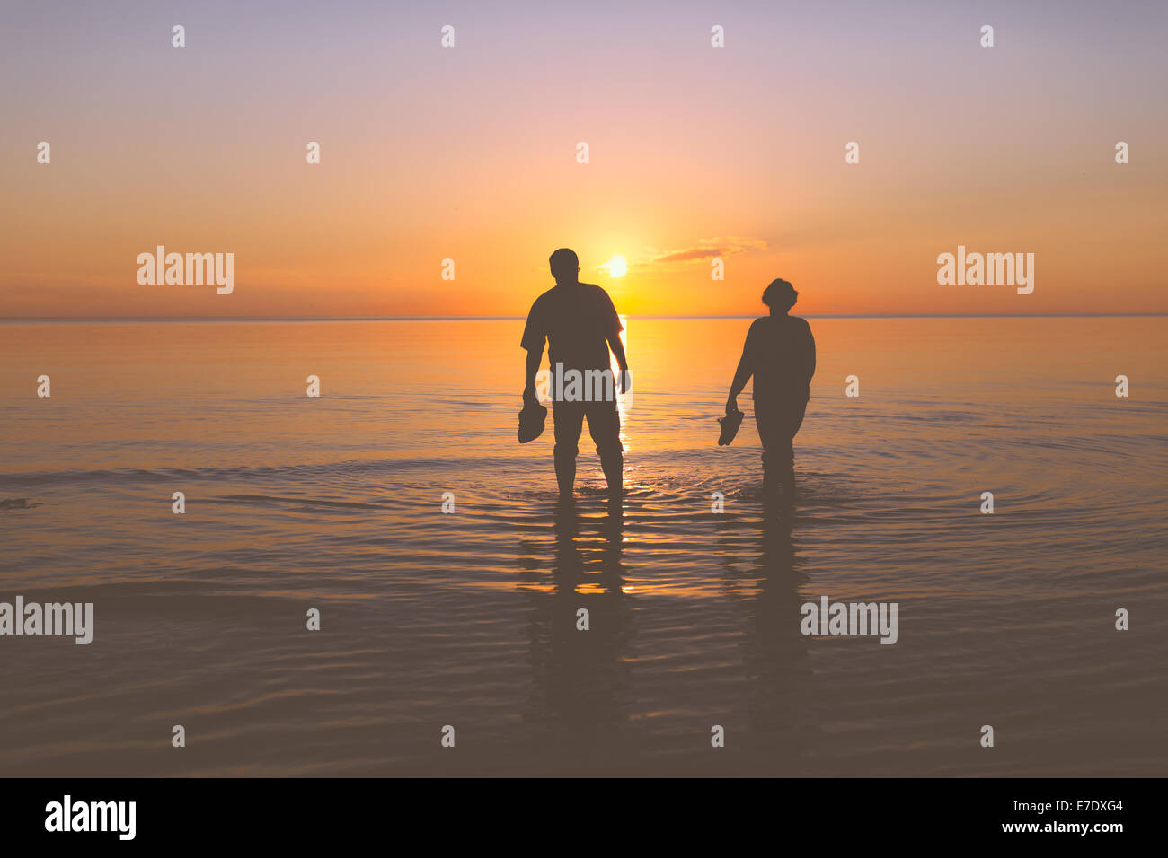 Älteres Paar ein Spaziergang bei Sonnenuntergang Stockfoto