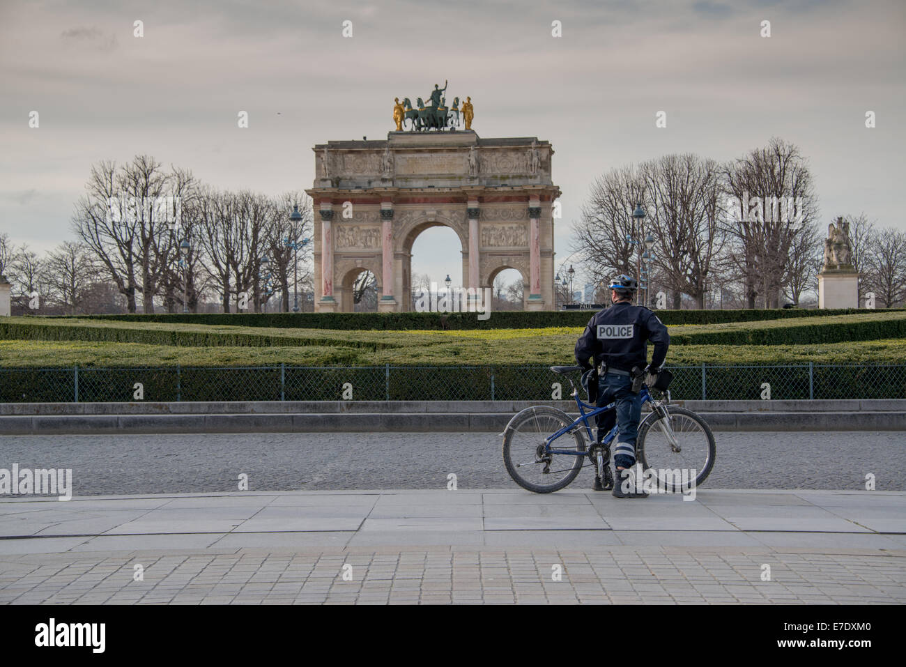 Paris-Polizisten auf dem Fahrrad außerhalb des Louvre Stockfoto