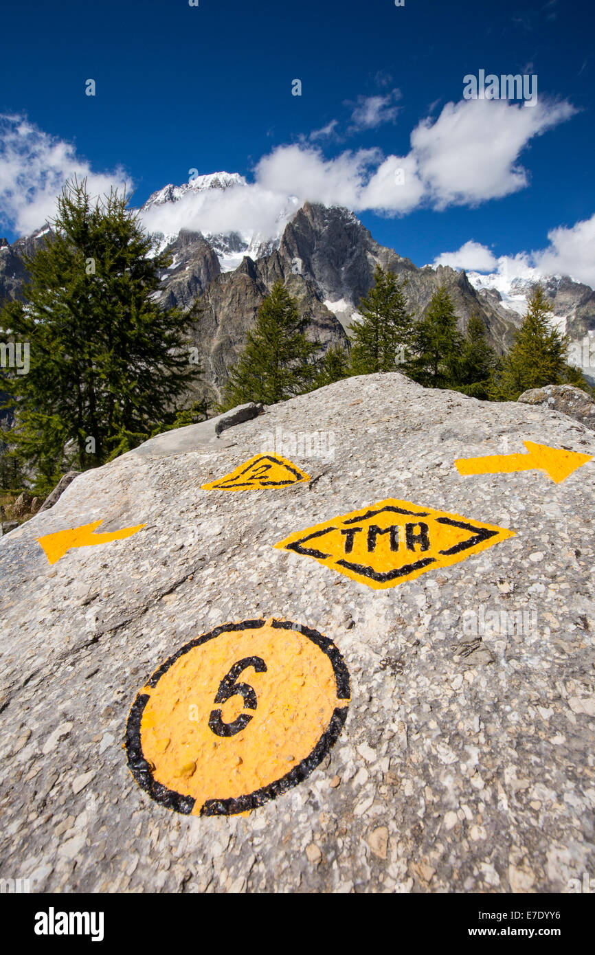 Mit Blick auf Mont Blanc von oben Val Veny, Italien, mit einem Stein mit der Tour du Mont Blanc-Langstrecken-Wanderweg markiert. Stockfoto Mit Blick auf Mont Blanc von oben Val Veny, Italien, mit einem Stein mit der Tour du Mont Blanc-Langstrecken-Wanderweg markiert. Stockfoto