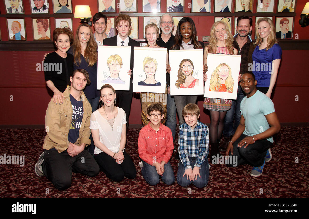 Die Stars des Broadway Pippin erhalten ihre Porträts im Restaurant Sardi.  Mitwirkende: Annie Potts, Matthew James Thomas, Charlotte d'Amboise, Terrence Mann, Patina Miller, Rachel Bay Jones, gegossen wo: New York, New York, Vereinigte Staaten von Amerika bei: 11. März 2014 Stockfoto
