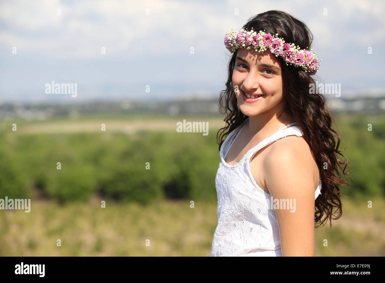 Young Teen mit Blumen im Haar Lächeln Stockfoto