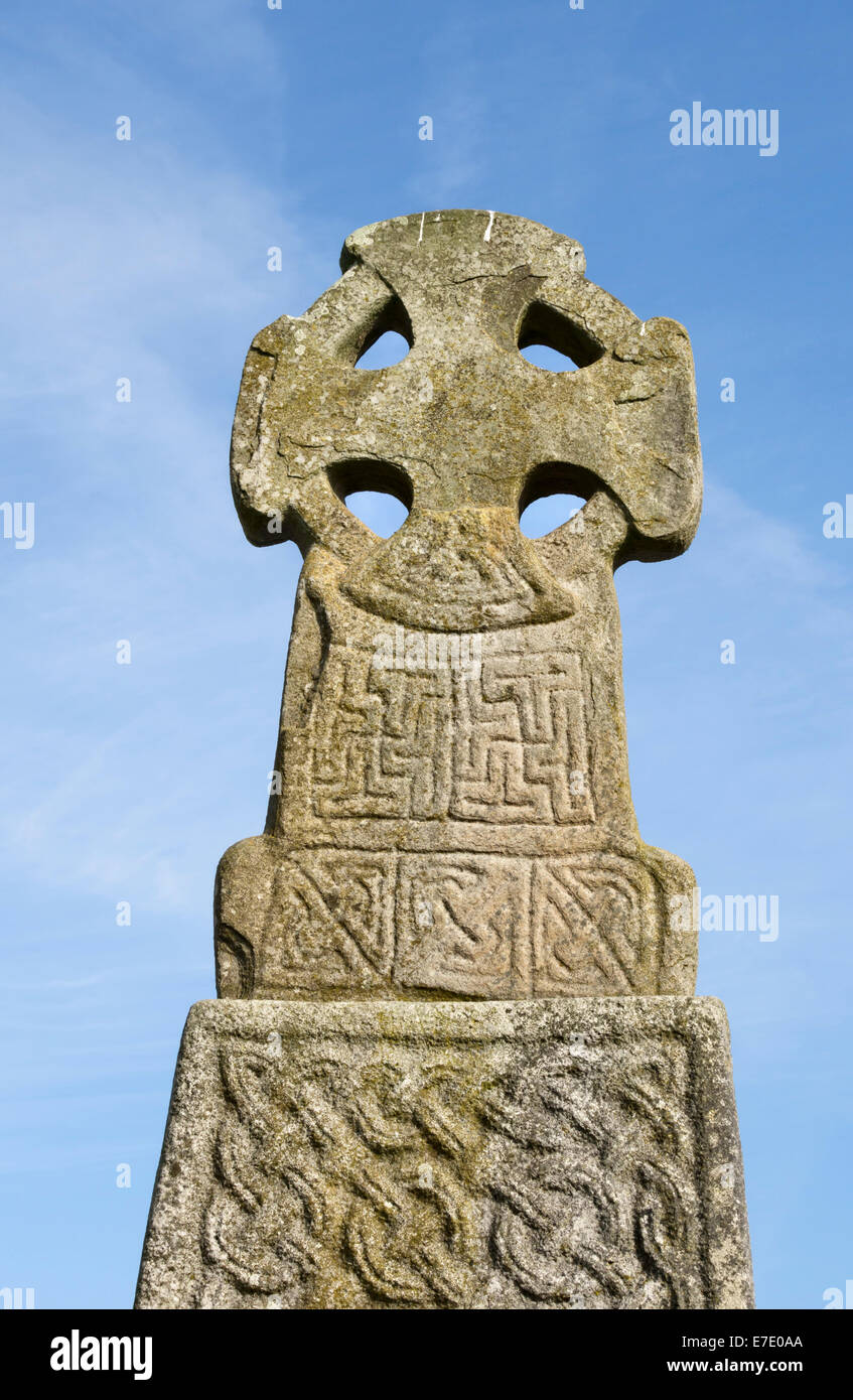 Die 11c Carew kreuzen sich am Carew Castle, Pembrokeshire. Eine hervorragende Keltenkreuz 4m hoch in Erinnerung an König Maredudd ap Edwin, starb 1035 Stockfoto