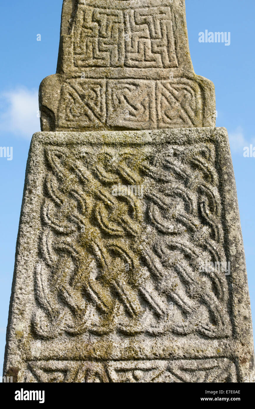 Die 11c Carew kreuzen sich am Carew Castle, Pembrokeshire. Eine hervorragende Keltenkreuz 4m hoch in Erinnerung an König Maredudd ap Edwin, starb 1035 Stockfoto