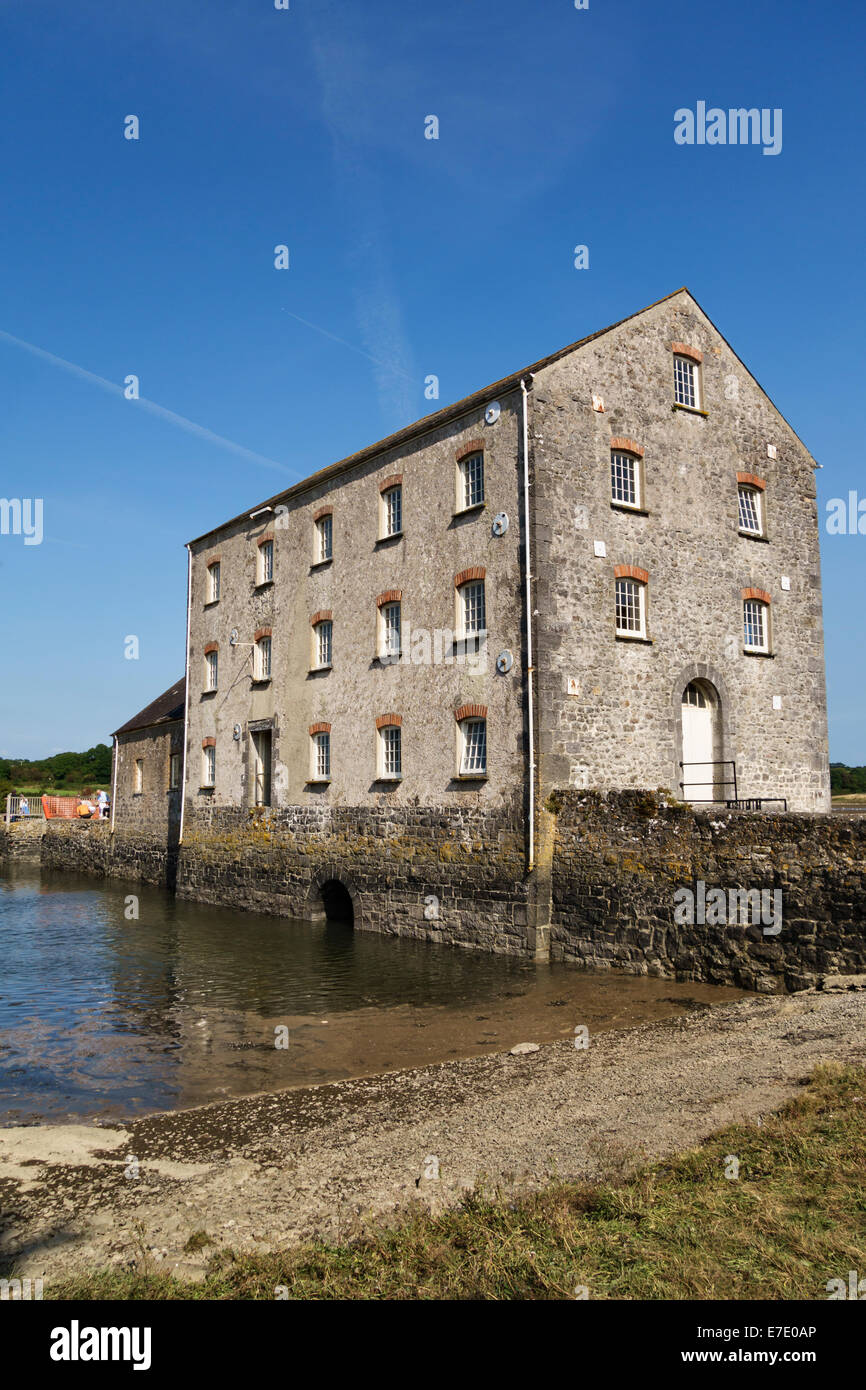 Die 19c Gezeiten-Mühle am Carew, Pembrokeshire, Wales, UK. Es wurde angetrieben durch Flut Wasser hinter einem Damm gespeichert Stockfoto