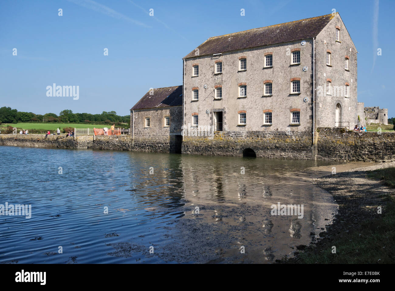 Die 19c Gezeiten-Mühle am Carew, Pembrokeshire, Wales, UK. Es wurde angetrieben durch Flut Wasser hinter einem Damm gespeichert Stockfoto