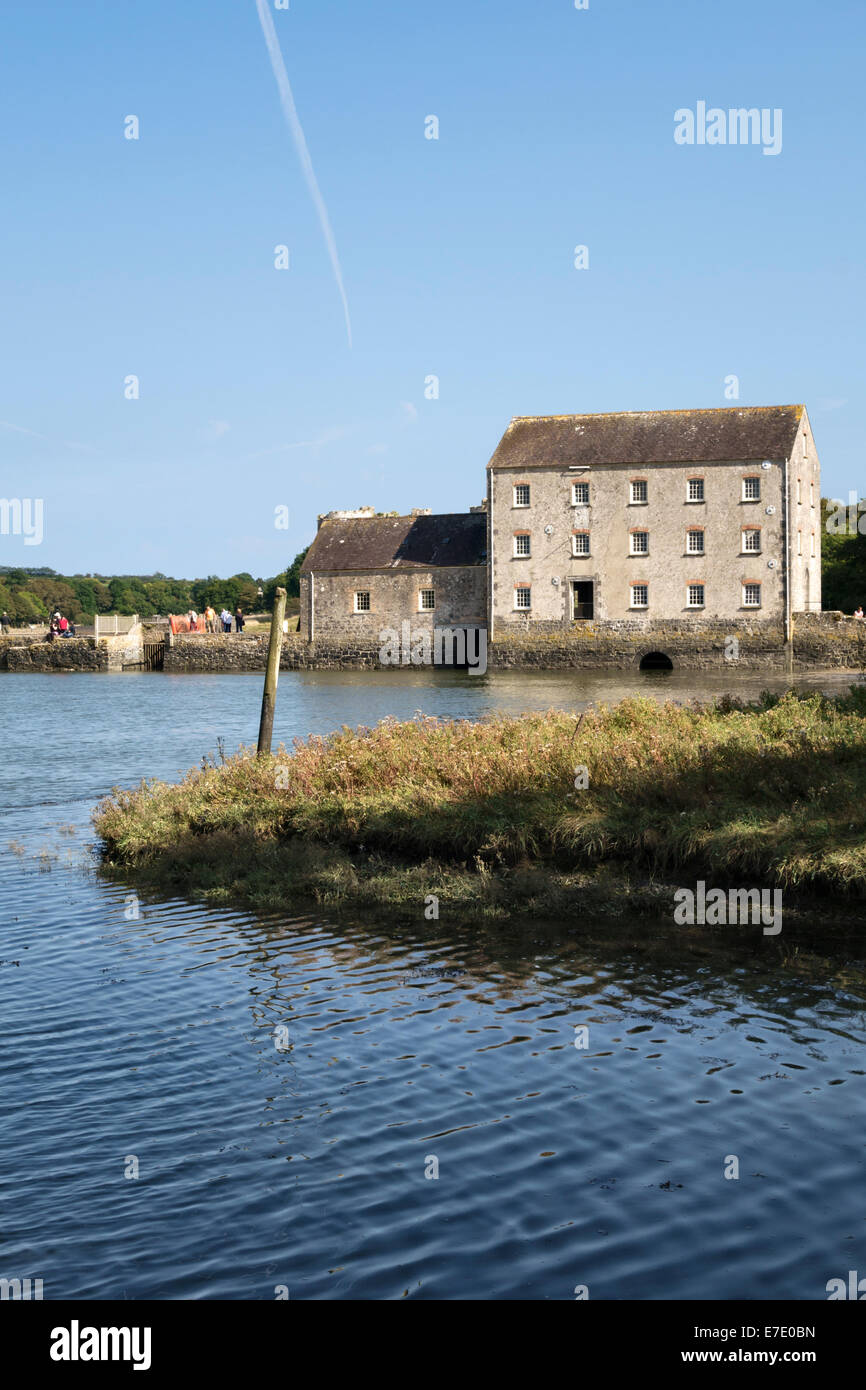 Die 19c Gezeiten-Mühle am Carew, Pembrokeshire, Wales, UK. Es wurde angetrieben durch Flut Wasser hinter einem Damm gespeichert Stockfoto