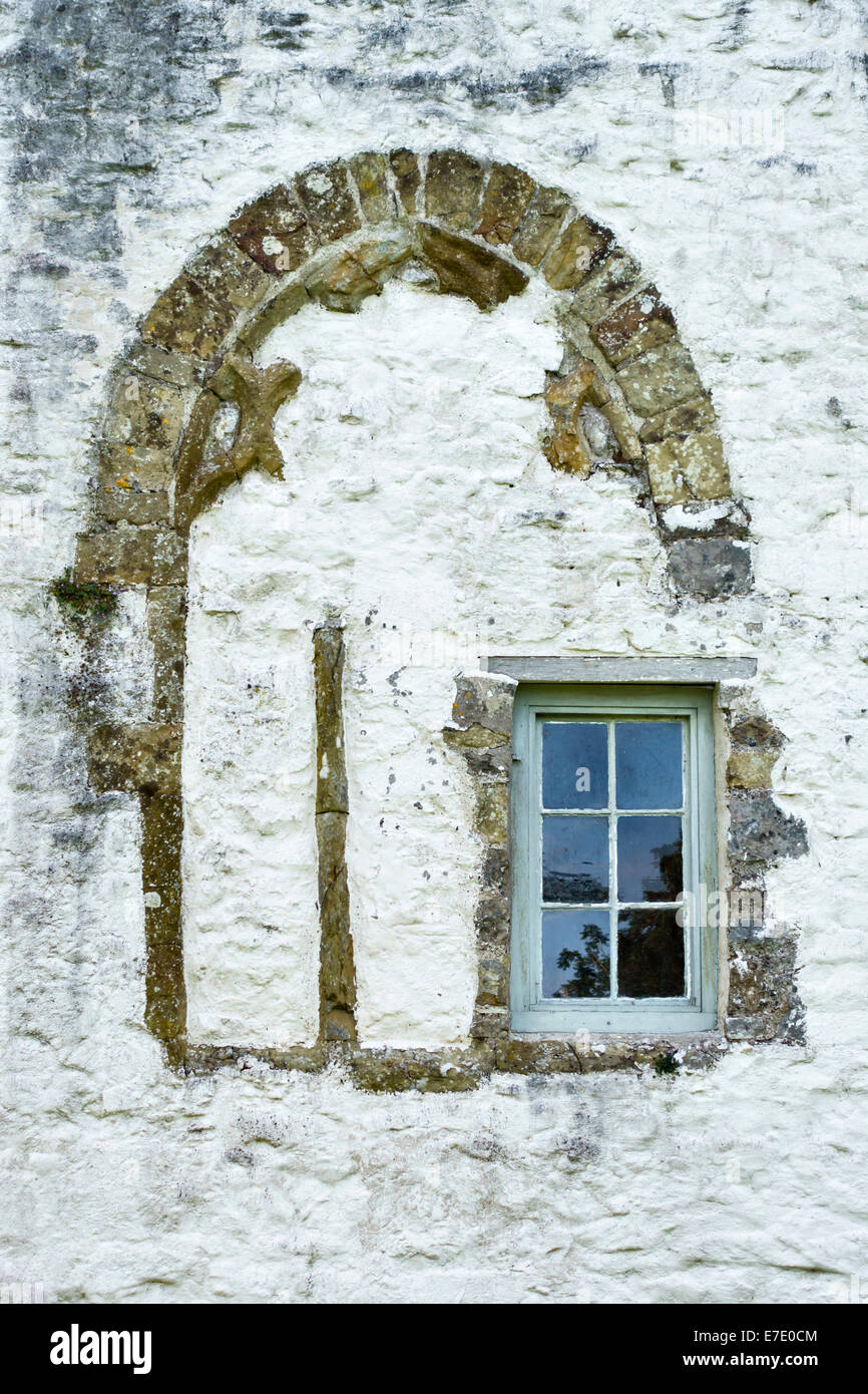 Carew Cheriton, Pembrokeshire, Wales, UK. Einem mittelalterlichen Fenster verstopft, wenn die Grabkapelle in ein Schulhaus umgebaut wurde Stockfoto