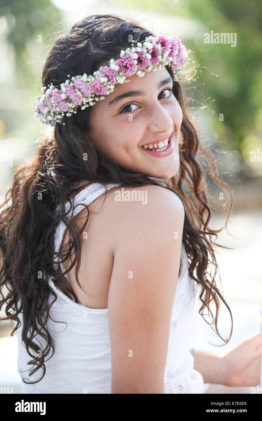 Young Teen mit Blumen im Haar Lächeln Stockfoto