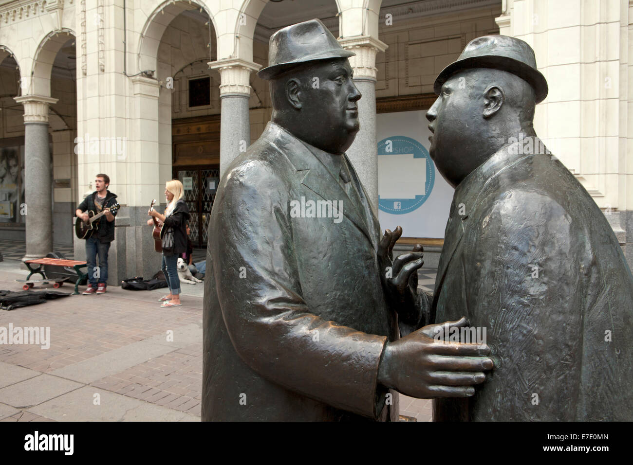 Skulptur von Männern in Diskussion, Gaukler im Hintergrund, Calgary, Alberta, Kanada Stockfoto