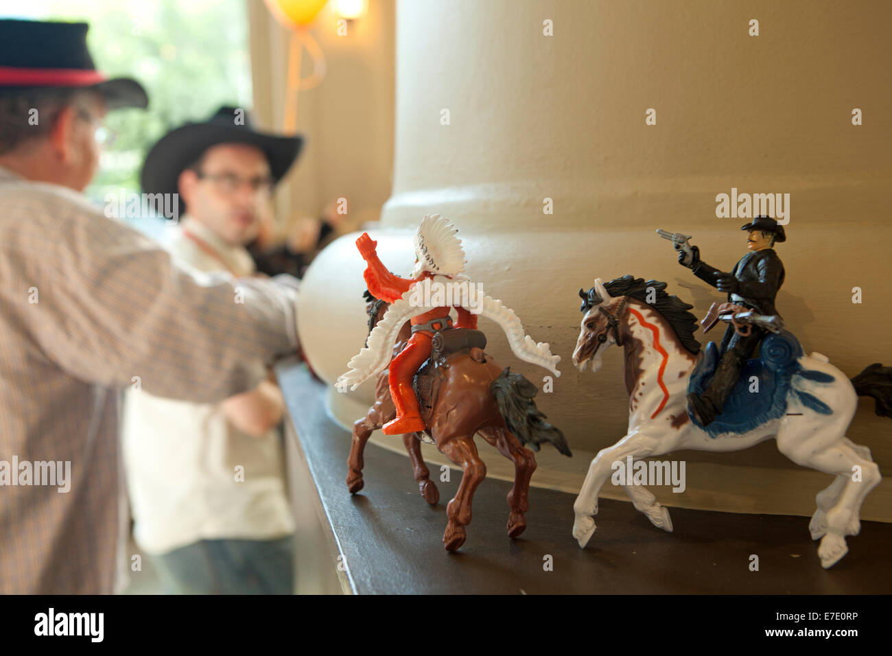 Modelle aus Kunststoff von Cowboy und Indianer auf dem Pferd in bar, Calgary, Alberta, Kanada Stockfoto