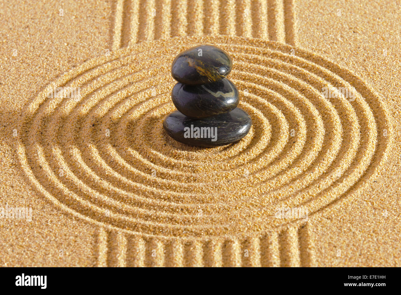 Japanischer Garten mit Felsen im Sand und Yin und yang Stockfoto