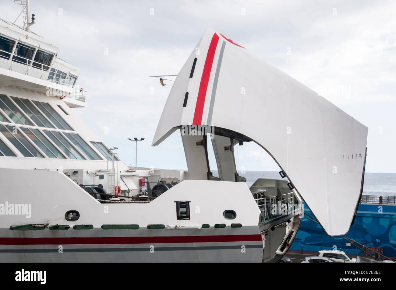 großen Passagierschiff wo Transportwagen Stockfoto