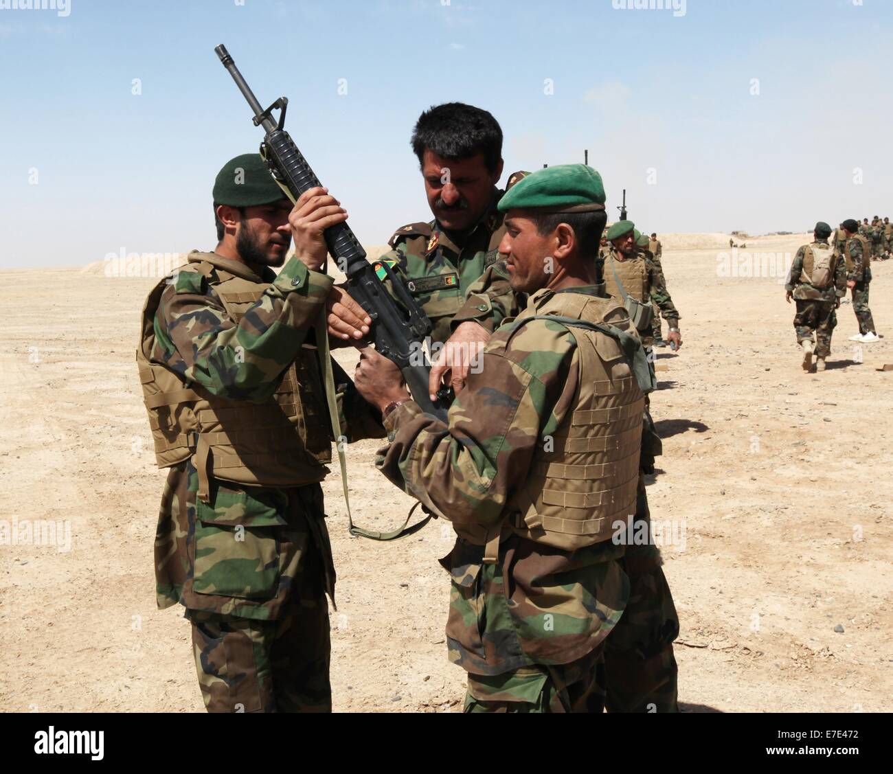 Afghan National Army Major M. Yasin, mit der 1. Kandak, 2. Brigade, 215. Korps, zeigt seine Soldaten, wie Sie ihre Waffe während Waffentraining 27. März 2010 im Camp Leatherneck, Afghanistan zu halten. Stockfoto