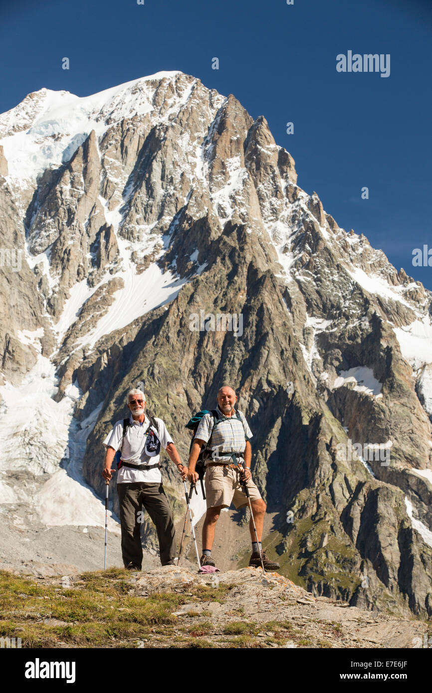 Wanderer machen die Tour du Mont Blanc auf Mont De La Saxe über Courmayeur in Italien, Blick auf den Dent Du Geant Stockfoto Wanderer machen die Tour du Mont Blanc auf Mont De La Saxe über Courmayeur in Italien, Blick auf den Dent Du Geant Stockfoto