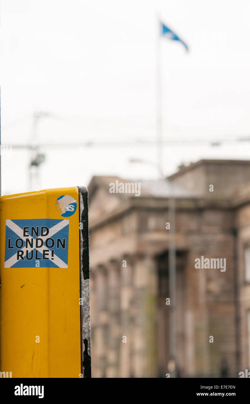 Aufkleber auf einer Lampost in Glasgow für ein "Ja" Stimmen in der schottischen Unabhängigkeitsreferendum Stockfoto