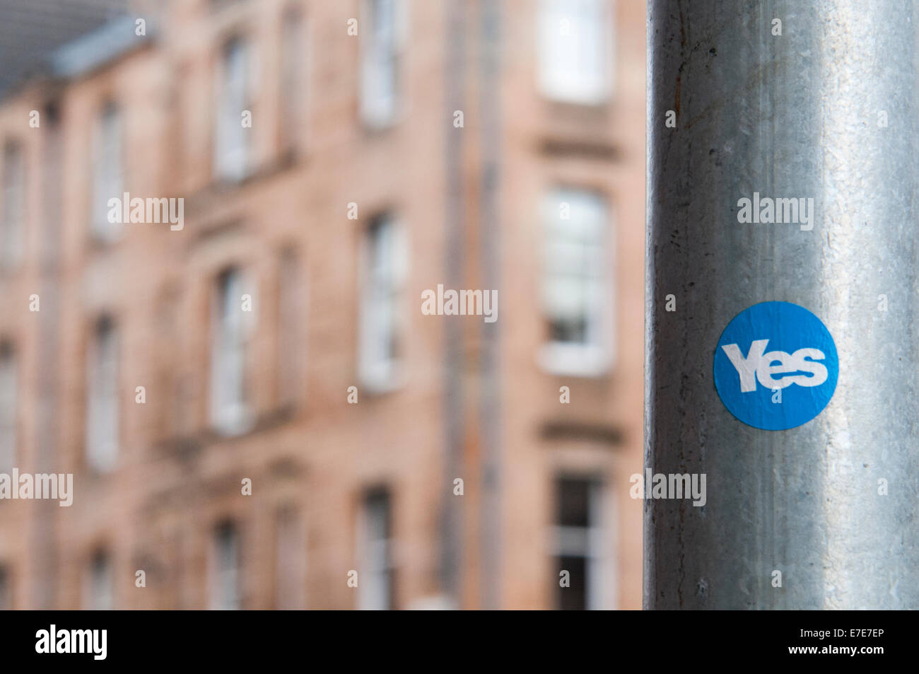 Aufkleber auf einer Lampost in Glasgow für ein "Ja" Stimmen in der schottischen Unabhängigkeitsreferendum Stockfoto