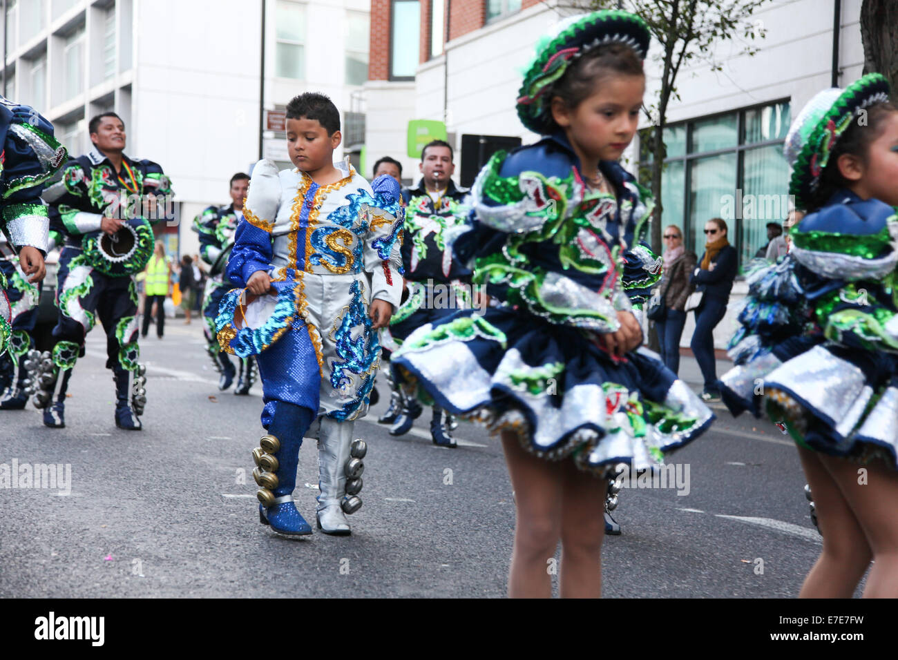Müde suchen Kinder konzentrieren sich auf ihre Tanzschritte in Mare Street als Teil der großen Karnevalsumzug. Stockfoto