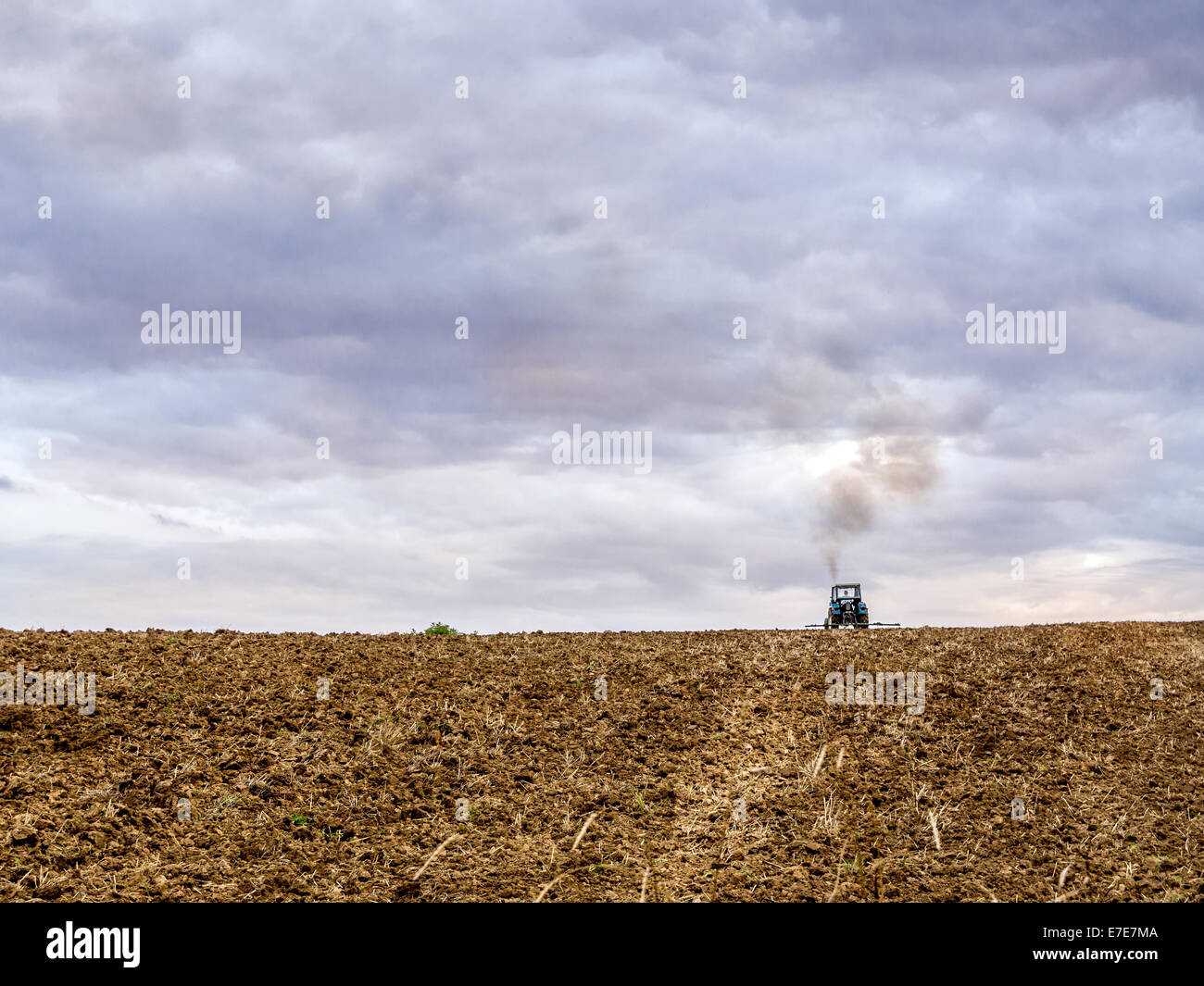 Bauernhof Traktor erschütternde Ackerfläche Stockfoto