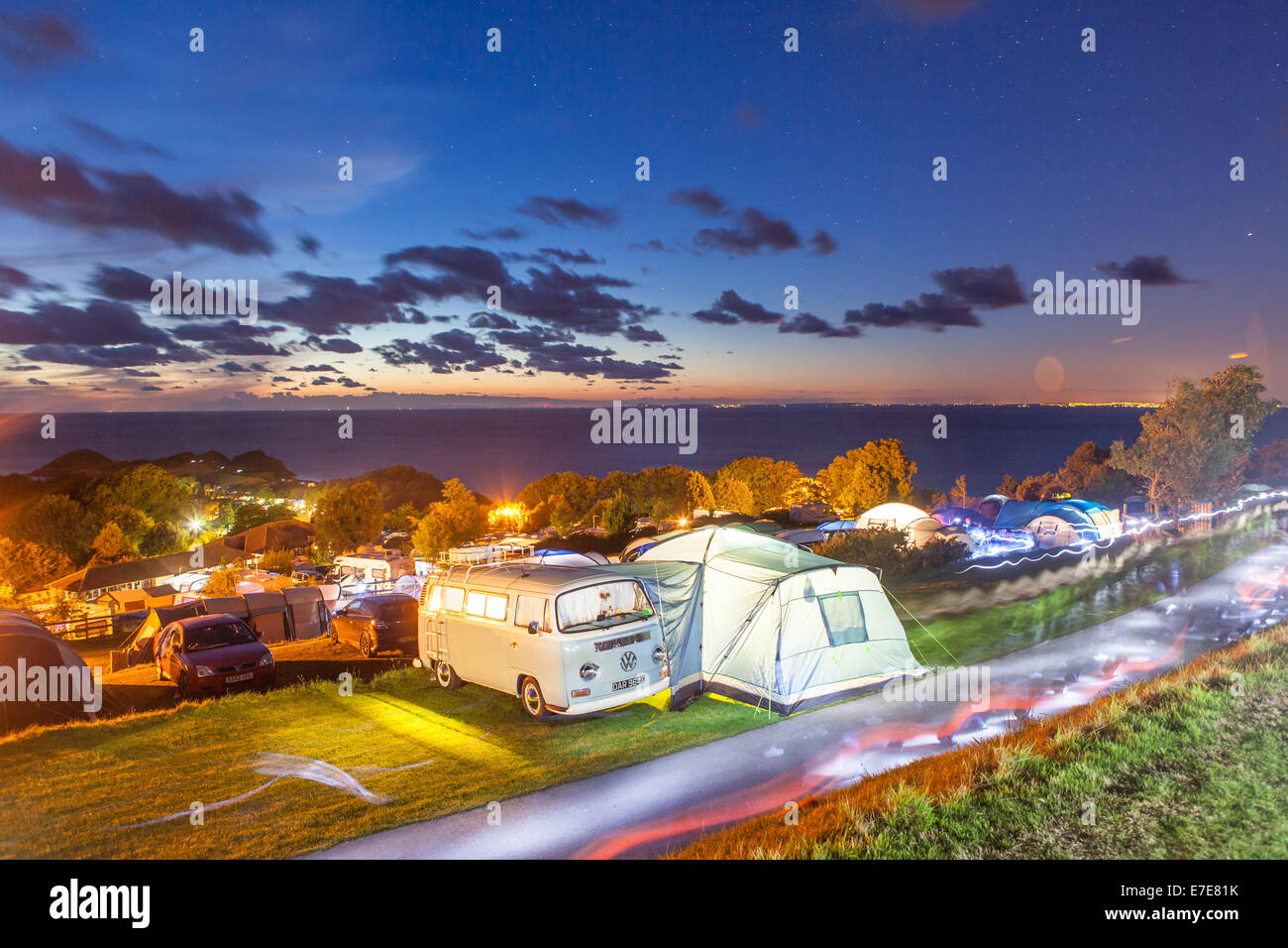 VW Wohnmobil mit Vorzelt auf einem Campingplatz in Devon UK Stockfoto