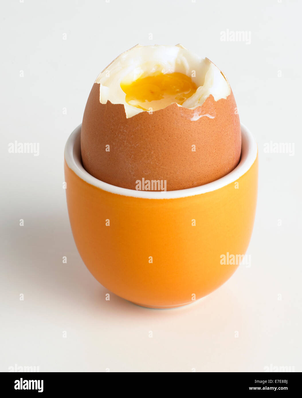 Gekochtes Ei in einen Eierbecher Stockfoto