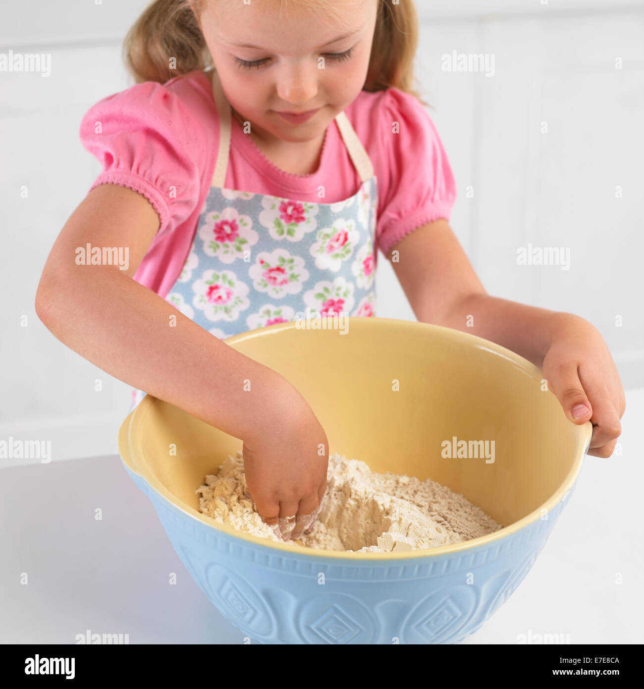 Machen einen Brunnen in einer Schüssel Mehl, Brot Stockfoto