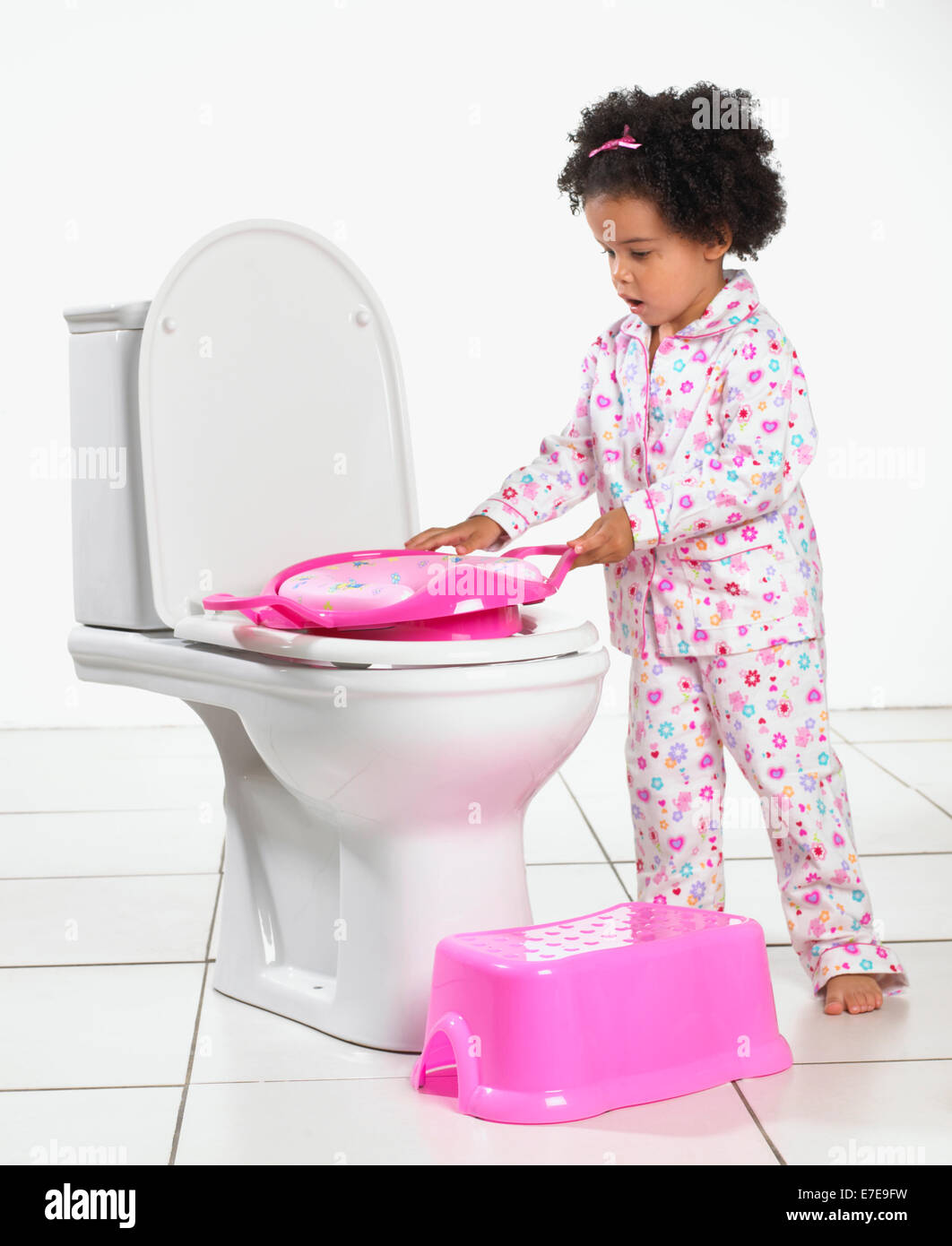 Mädchen, WC-Sitz für Kleinkinder auf tolilet Stockfoto