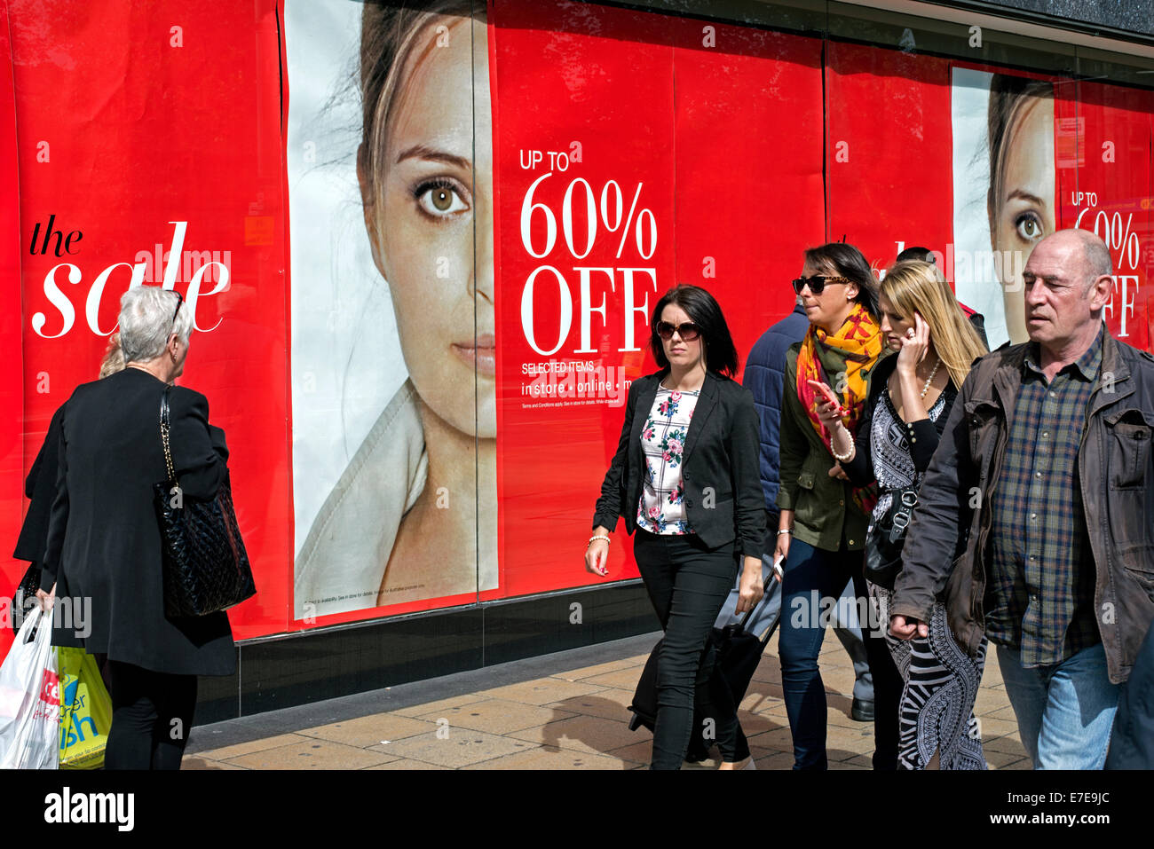 Käufer zu Fuß durch Marks & Spencer 60 % Rabatt auf "Verkauf Zeichen auf Princes Street, Edinburgh, Schottland. Stockfoto