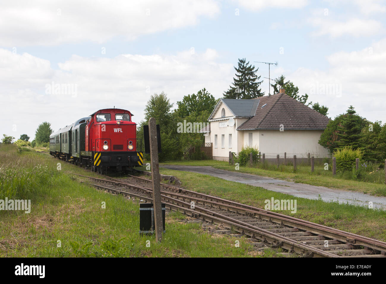 Zug am Bahnhof in Dolgen, Feldberger Seenlandschaft, Landkreis Mecklenburgische Seenplatte, Mecklenburg Vorpommern, Deutsch Stockfoto