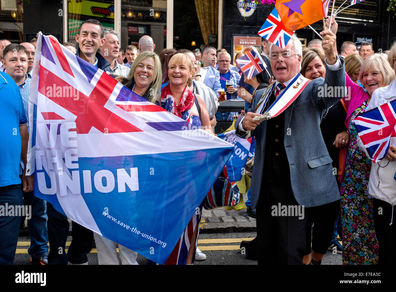 Zuschauer anfeuern eine Orange Parade zur Unterstützung der Union im Vorfeld des Referendums über die schottische Unabhängigkeit. Stockfoto